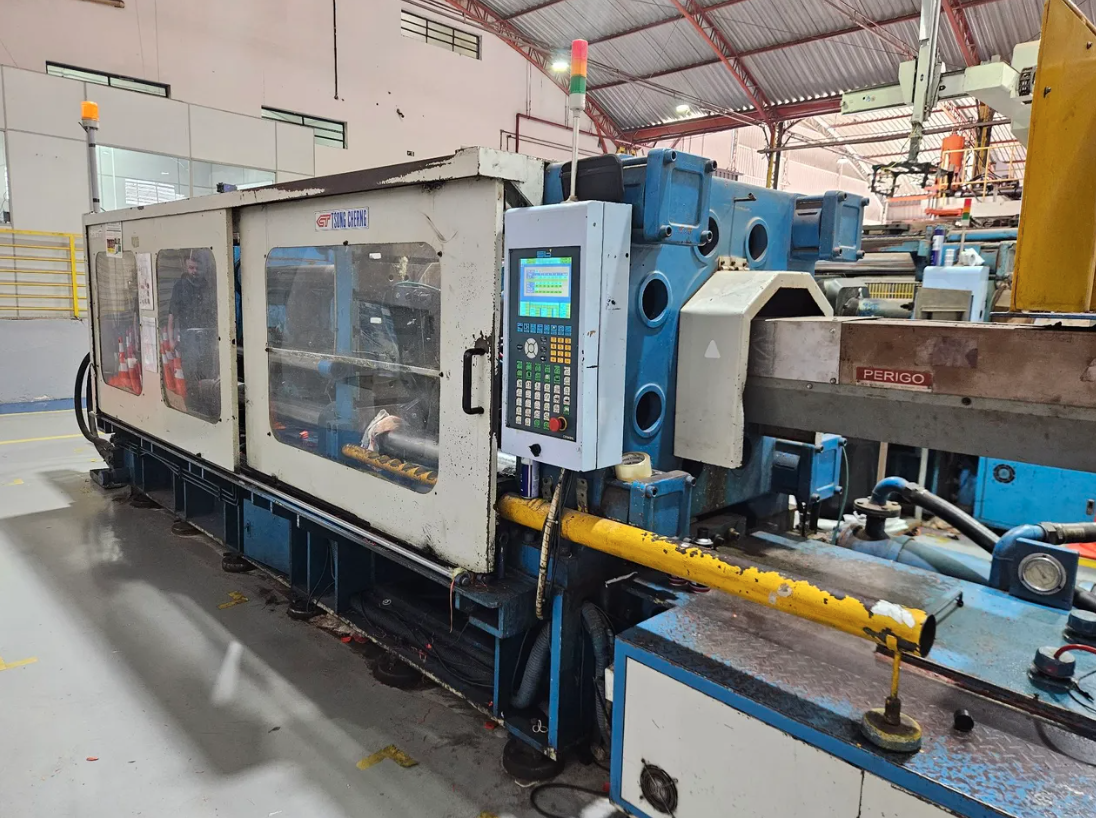 Injetora 700 ton Marca Hwa chin